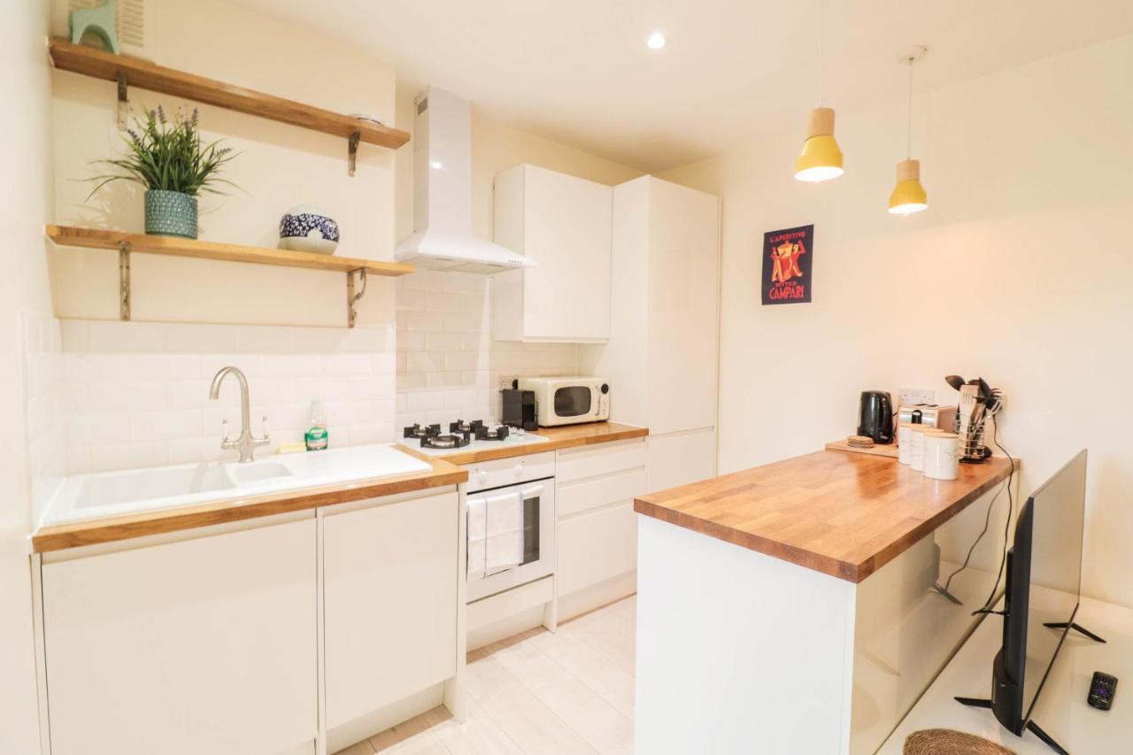 Apartment Right By Oval Station 2-bed Flat ! Free Wifi! *