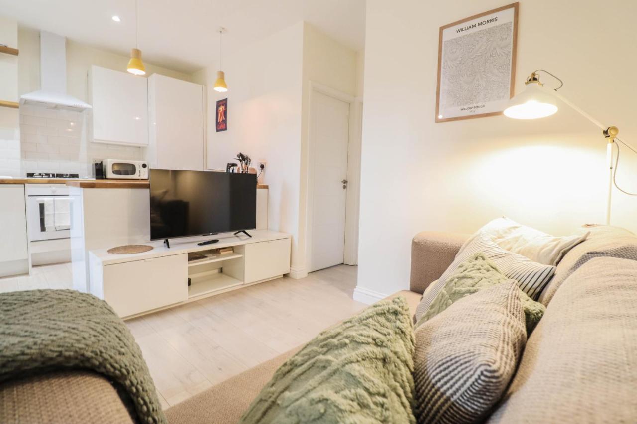 Right By Oval Station 2-bed Flat ! Free Wifi! London