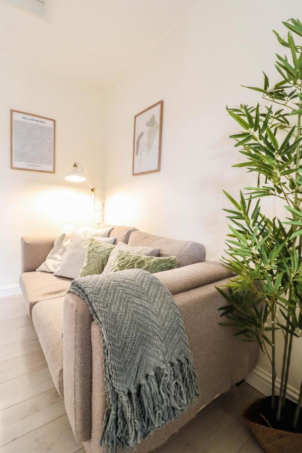 Right By Oval Station 2-bed Flat ! Free Wifi!