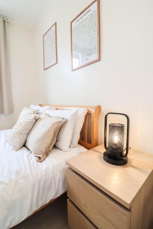 Right By Oval Station 2-bed Flat ! Free Wifi! *