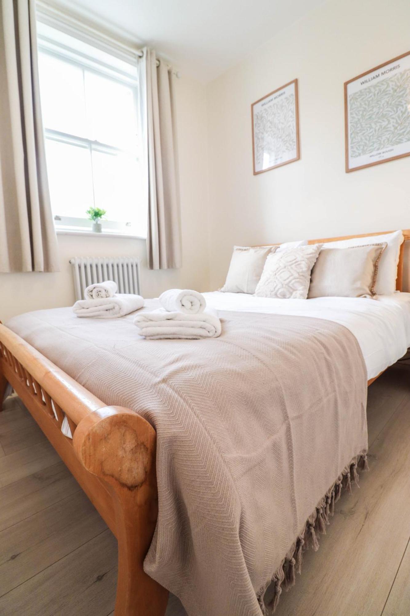 Right By Oval Station 2-bed Flat ! Free Wifi! Apartment London